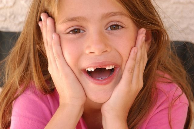 Kind mit Zahnlücke vorne
